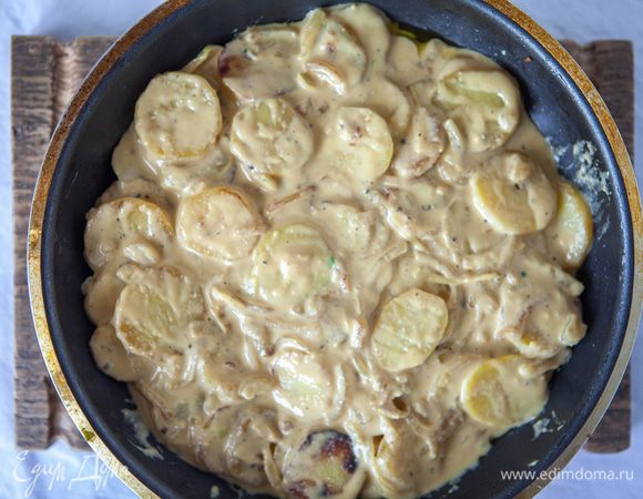 Выложить полученную смесь на смазанную маслом сковородку, накрыть крышкой и жарить на среднем огне, пока все не схватится. Затем аккуратно переложить тортилью на тарелку, накрыть сковородкой и резко перевернуть, чтобы обжарить тортилью с другой стороны.