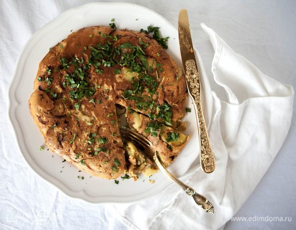 Готовую тортилью посыпать петрушкой и тут же подавать.