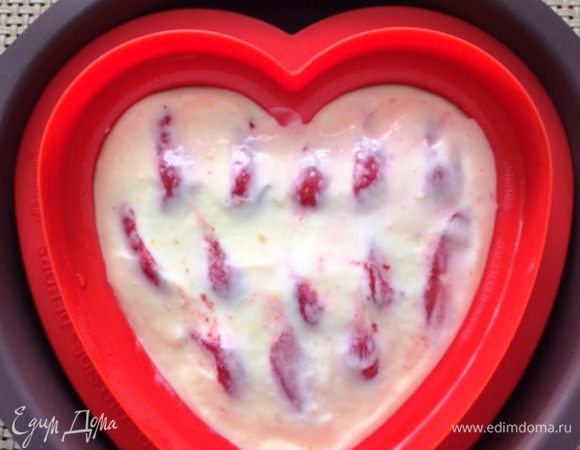 Заливаем креме в форму, я еще добавила кусочки клубники и отправляем в морозилку. 