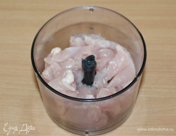 Куриные грудки измельчаем блендером.