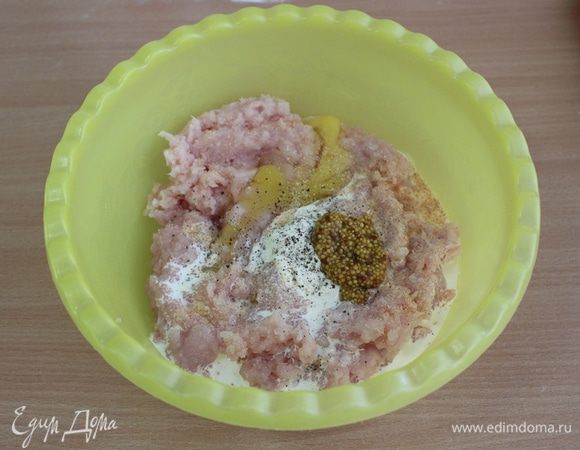 Добавляем сливки, горчицу, измельченный чеснок, яйцо, чесночное масло, все перемешиваем.