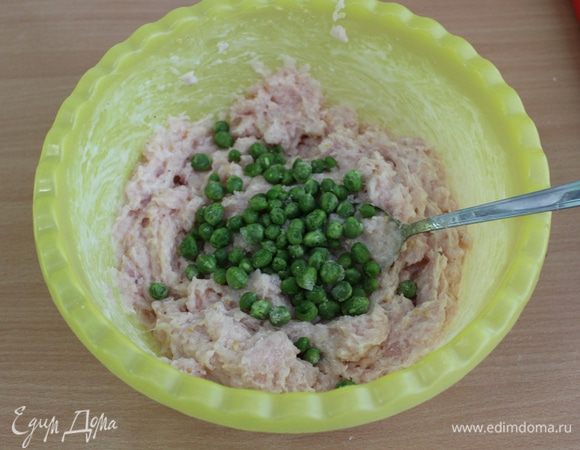 Добавляем пару горстей зеленого горошка.