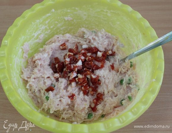 Мелко нарезать чоризо (или любую другую копченость).