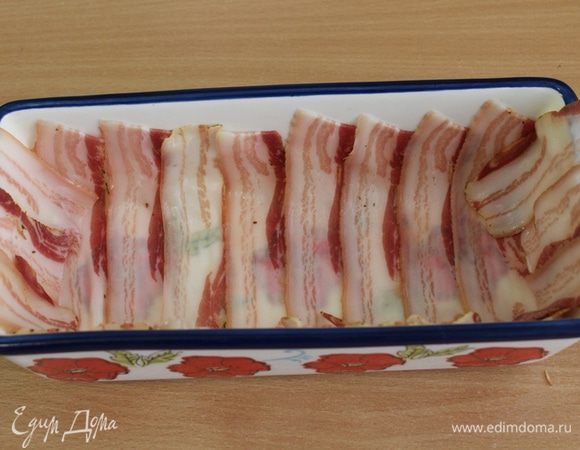 Форму для запекания выложить пластинками бекона.