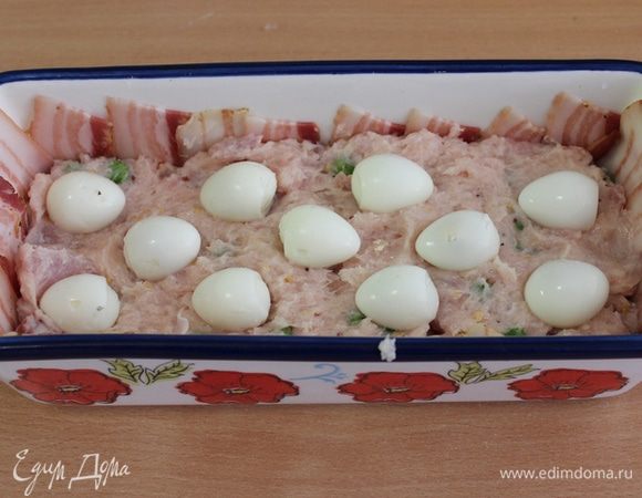 Выложить половину мясной начинки, уложить перепелиные яйца.