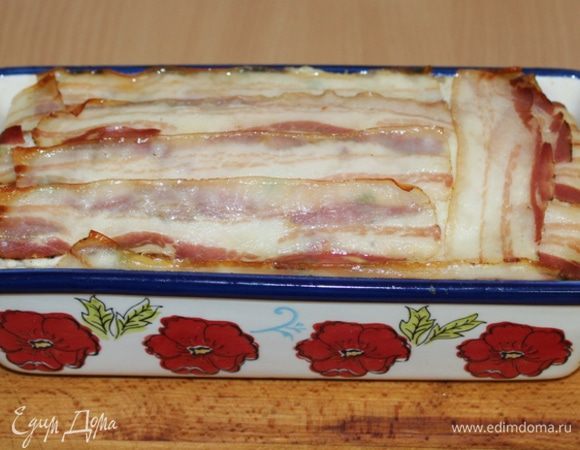 Террин закрыть фольгой, отправить в предварительно разогретую до 190°С духовку. Запекать до готовности, около 45-50 минут.
Готовому террину даем постоять 15 минут, затем нарезаем и подаем как горячее блюдо. Или полностью охлаждаем и подаем как холодную закуску.