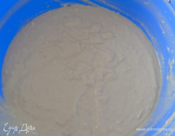 Приготовим опару: в теплом молоке разведите дрожжи и добавьте муку, перемешайте и оставьте на 30 минут. Опара должна увеличится вдвое.