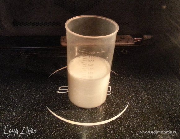 Подогреть молоко до температуры парного.