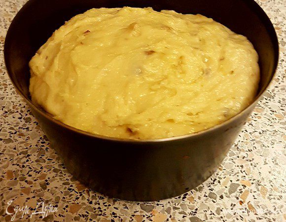 Смазанную форму заполнить тестом на 2/3.