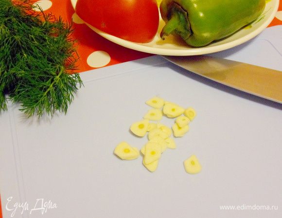 Подготовим необходимые для приготовления продукты. Чеснок нарежем пластинками.