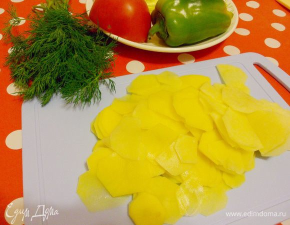 Картофель нарежем тонкими кружочками.