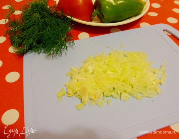 Лук нарежем мелкими кусочками.