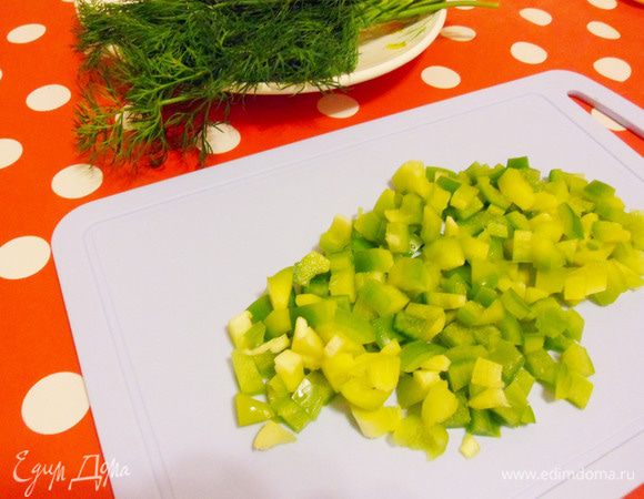 Сладкий зеленый перец нарежем кусочками.