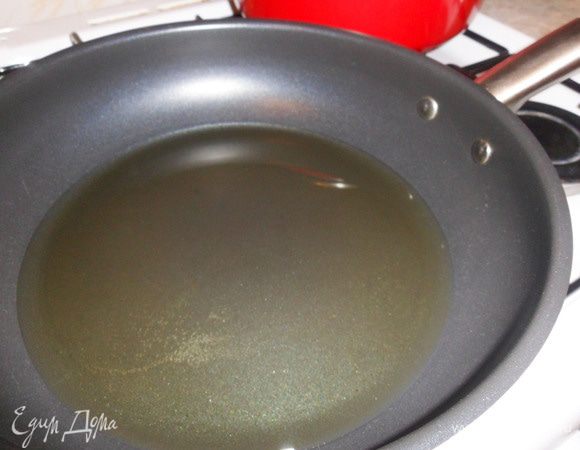 На сковороду наливаем оливковое масло. Ждем, когда оно прогреется.