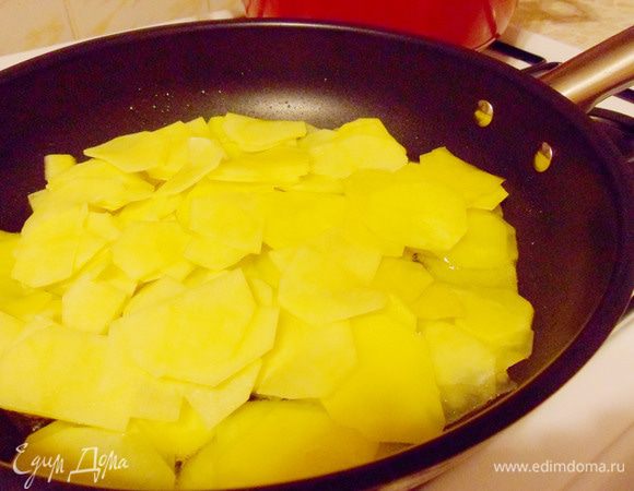 Выкладываем картофель.