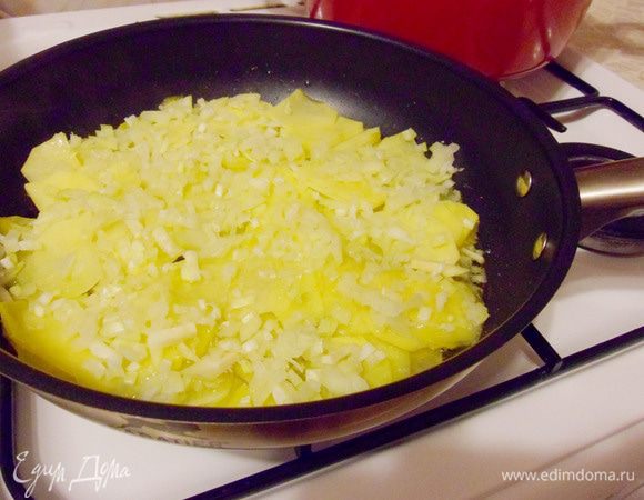 Затем добавляем лук.