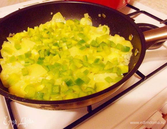 Туда же отправляем сладкий зеленый перец. Солим.