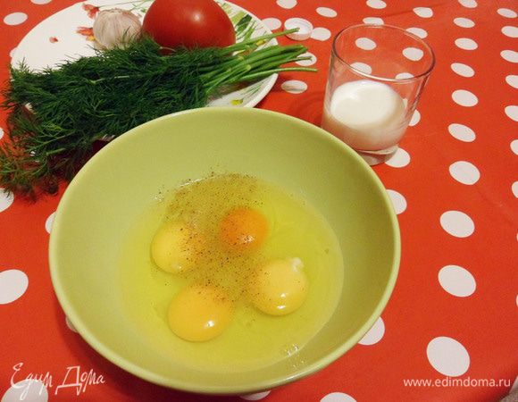 К яйцам добавляем немного соли и щепотку мускатного ореха.