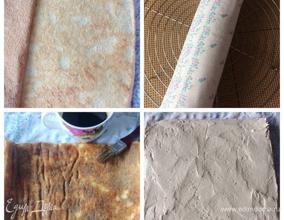 Готовый бисквит выкладываем на чистое полотенце, вместе с ним заворачивает в рулет и оставляет остывать.
Пока рулет остывает, сварим сироп для пропитки. Соединить в сотейнике сахар, воду, кофе. Дать сиропу прокипеть немного. Остудить и добавить по желанию кофейный ликер. Этим сиропом пропитываем бисквит, прежде чем нанести на него крем.