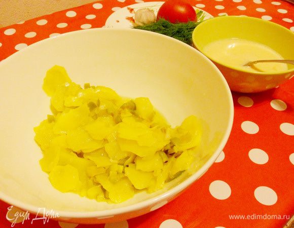 Переложим его в глубокую тарелку. Дадим овощам немного остыть, до теплого состояния.