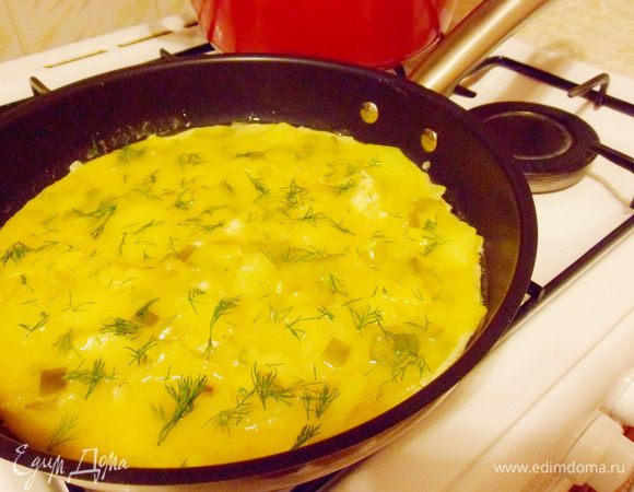 На огонь ставим сковороду с оливковым маслом. Когда сковорода хорошо нагреется, выливаем на нее картофельно-яичную смесь и ставим на средний огонь. Я сверху присыпала блюдо укропчиком (для красоты!).