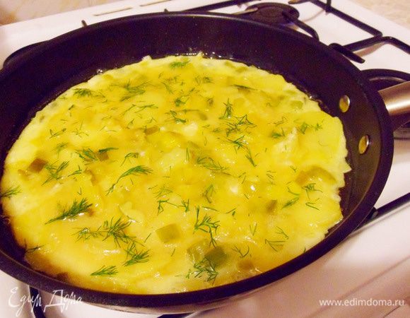 Яйца загустели. Тортилья готова. Теперь, по оригинальному рецепту доньи Хосефины, тортилью нужно переложить на тарелку, свернув при перекладывании конвертом.