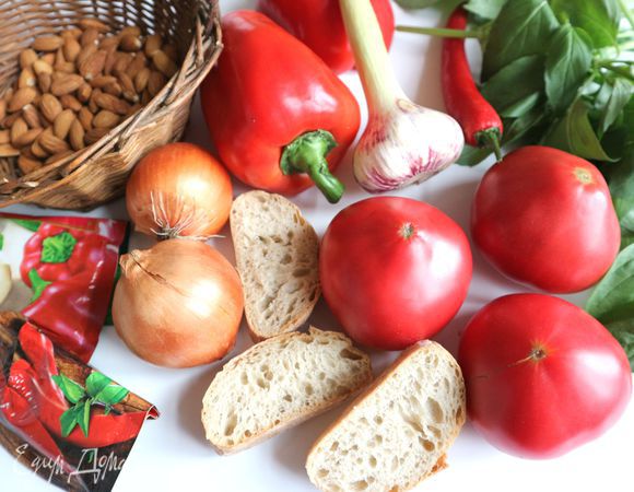 Приготовить все необходимое для соуса. Взять крупный красный болгарский перец, три спелых, крупных, сочных помидора.