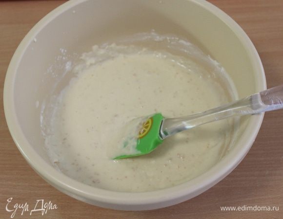 В теплом молоке смешайте дрожжи, 1 ч. л. сахара и 1 стакан муки, перемешайте и оставьте на 10-15 минут.