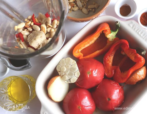 Оставшуюся половинку чеснока почистить, порезать. Поместить в блендер орехи, сырой чеснок, хлеб, порезанный перец чили. Измельчить немного.