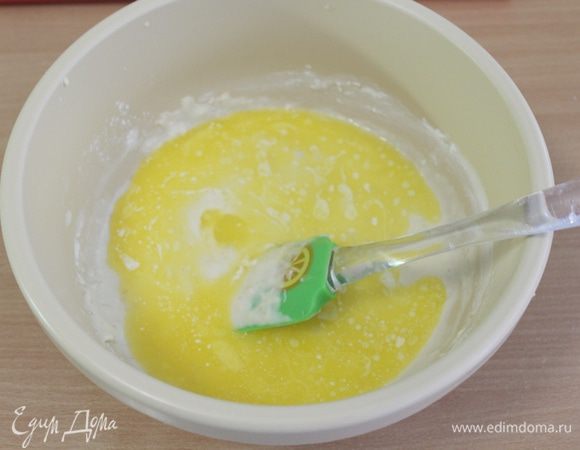 Затем добавьте теплое растопленное сливочное масло.