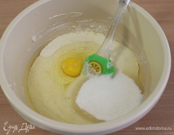 Растительное масло, сахар и яйца перемешайте.