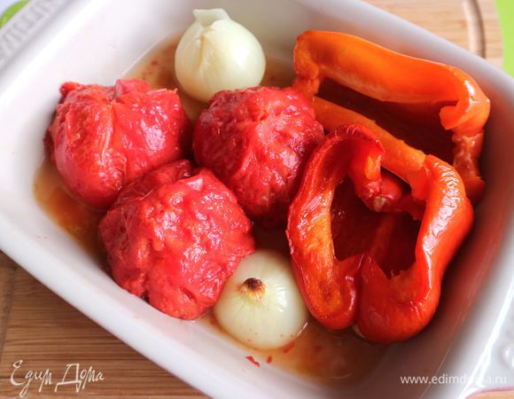 Остывшие помидоры (снять шкурку), перец (порезать), лук (очистить от шелухи), запеченный чеснок (почистить) поместить в блендер. Добавить красный винный уксус, соль, перец чили, порошок паприки, красного острого перца, соль. Включить процессор. Постепенно тоненькой струйкой (как для приготовления майонеза) подливать оливковое масло.