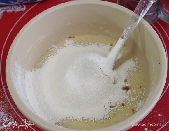 Просейте муку, добавляя ее постепенно.