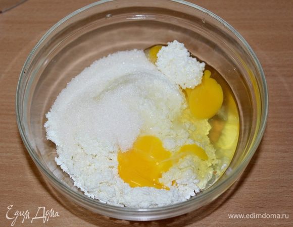 Для начинки смешать творог, яйца, сахар, ванильный сахар.