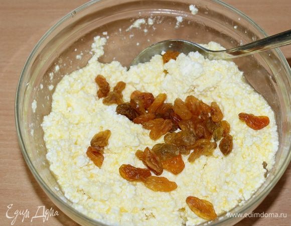 Добавить изюм, перемешать.