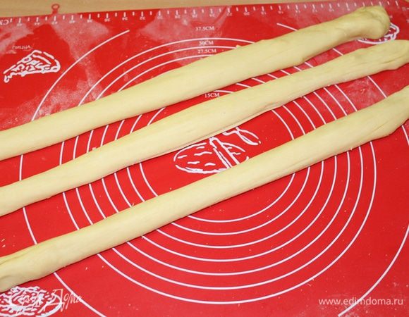 Тесто разделить на четыре равных части. Из трех частей сделать жгуты.