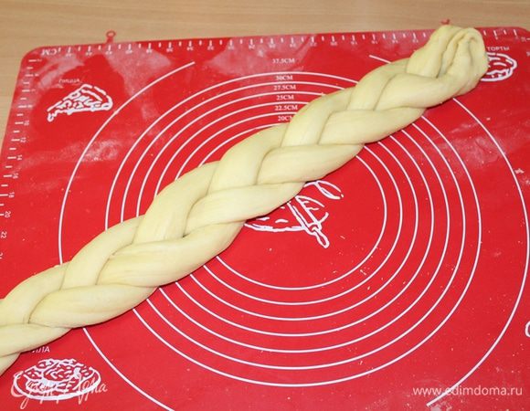 Сплести из них косу, равную диаметру формы 25-26 см.