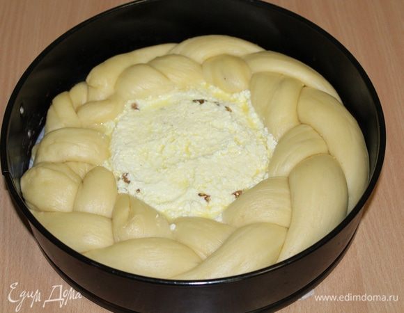 Четвертую часть раскатать в круг и выложить на дно формы. Уложить косу, накрыть и отправить в теплое место минут на 40 минут (без начинки!).
Непосредственно перед выпечкой выложить начинку и отправить в духовку. Выпекать при 190°С 15 минут, затем снизить температуру до 160°С и выпекать еще минут 40-45. Кольцо смазать смесью яйца с молоком (а можно не делать этого).