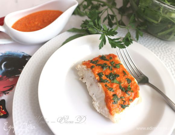 Рыбка готова. Подавать порционно, смазав верхнюю часть соусом, посыпав измельченной петрушкой и зеленым базиликом. Отдельно подать соусник с соусом ромеско.