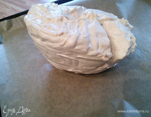 Вот консистенция готовой меренги. Это взбитый белок с венчика, как вы видите он держит форму и не распадается. 