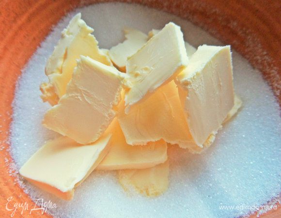 Мягкое масло выложить в мелкий сахар.