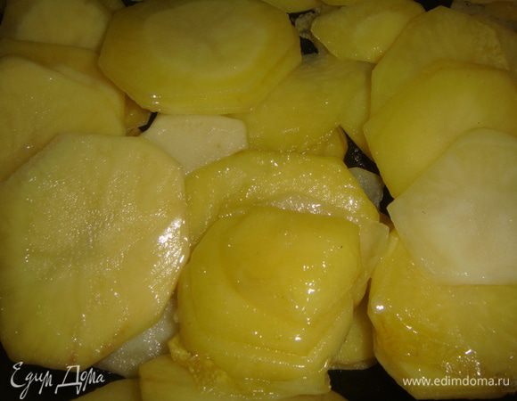 В сковороду выложить картофель и жарить на сильном огне минут 5 до золотистого цвета.