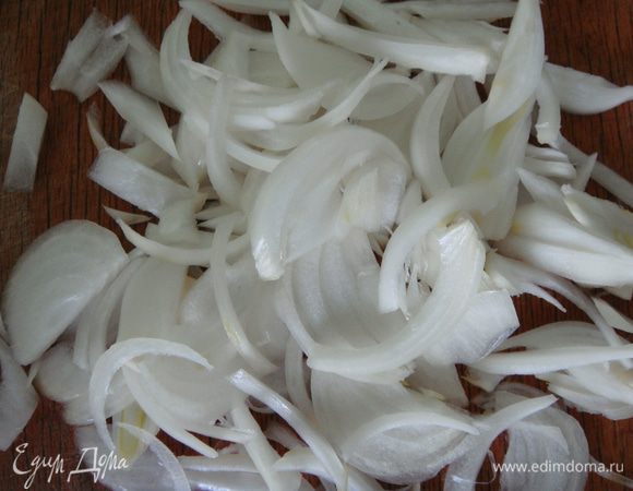 Лук нарезать тонкими полукольцами.