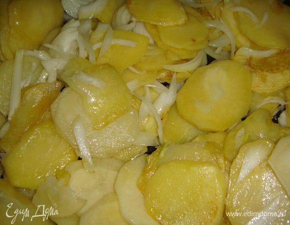 И выложить к картофелю. Жарить еще минуты 2. Выложить картофель с луком в дуршлаг, чтобы стекло лишнее масло.