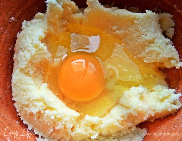 Вбить крупное яйцо.