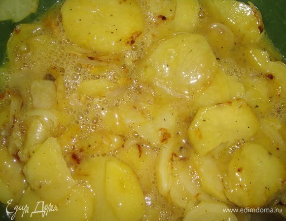 Картофель выложить к яйцам и перемешать. Толстостенную сковороду нагреть, влить оставшееся оливковое масло и распределить его по стенкам и дну. Выложить картофель и разровнять его. Жарить на небольшом огне с одной стороны минут 5, затем перевернуть запеканку на тарелку и выложить обратно в сковороду не обжаренной стороной. Жарить еще минут 5.