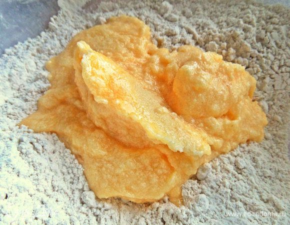 Переложить массу в овсяную и пшеничную муку.