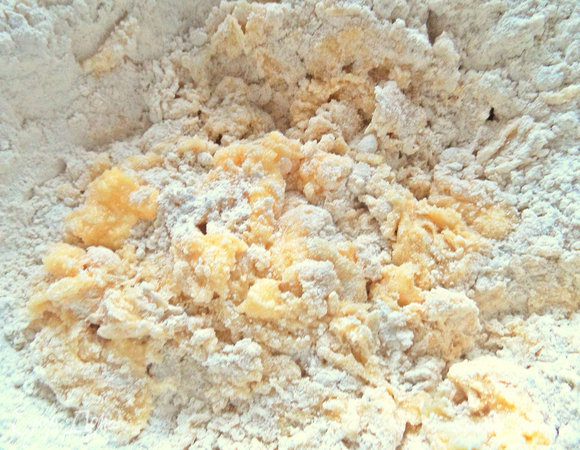 Перемешать. Если у вас арахис не соленый, добавьте щепотку или две соли.