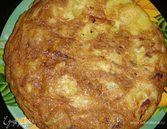 Готовую тортилью выложить на блюдо, нарезать порционными кусками и подавать к столу. 