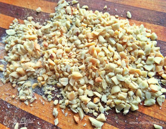 Обжаренный (у меня соленый) арахис без шелухи порубить.